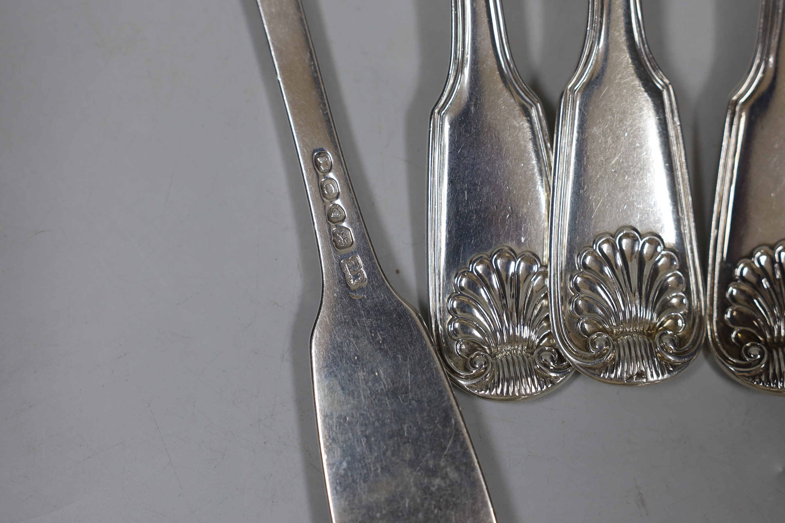 A harlequin set of five George IV/William IV silver fiddle, thread and shell pattern table forks, various dates and makers, 12.6oz.